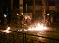 Επεισόδια Εξάρχεια: Επιχείρηση ανακατάληψης κτιρίων, ξύλο και καταγγελίες