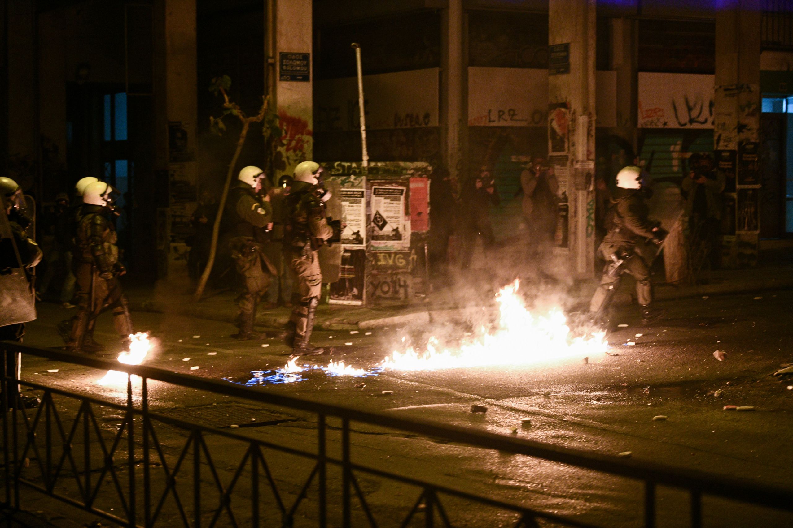 Επεισόδια Εξάρχεια: Επιχείρηση ανακατάληψης κτιρίων, ξύλο και καταγγελίες