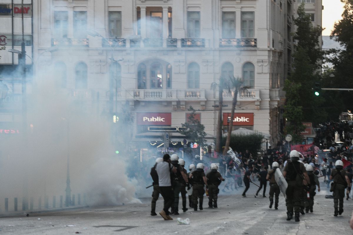 Επεισόδια Σύνταγμα: Χημικά και μολότοφ στο συλλαλητήριο ενάντια στον νόμο Χρυσοχοΐδη