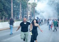 Επεισόδια Σύνταγμα: Πάνω από 10 προσαγωγές, 9 συλλήψεις και ανοιγμένα κεφάλια έξω από τη Βουλή Επεισόδια Σύνταγμα: Πάνω από 10 προσαγωγές, 9 συλλήψεις και ανοιγμένα κεφάλια έξω από τη Βουλή