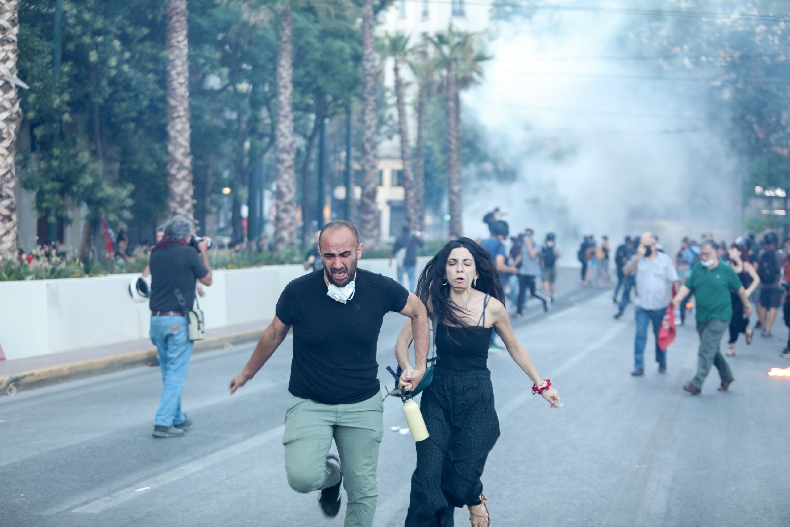 Επεισόδια Σύνταγμα: Πάνω από 10 προσαγωγές, 9 συλλήψεις και ανοιγμένα κεφάλια έξω από τη Βουλή