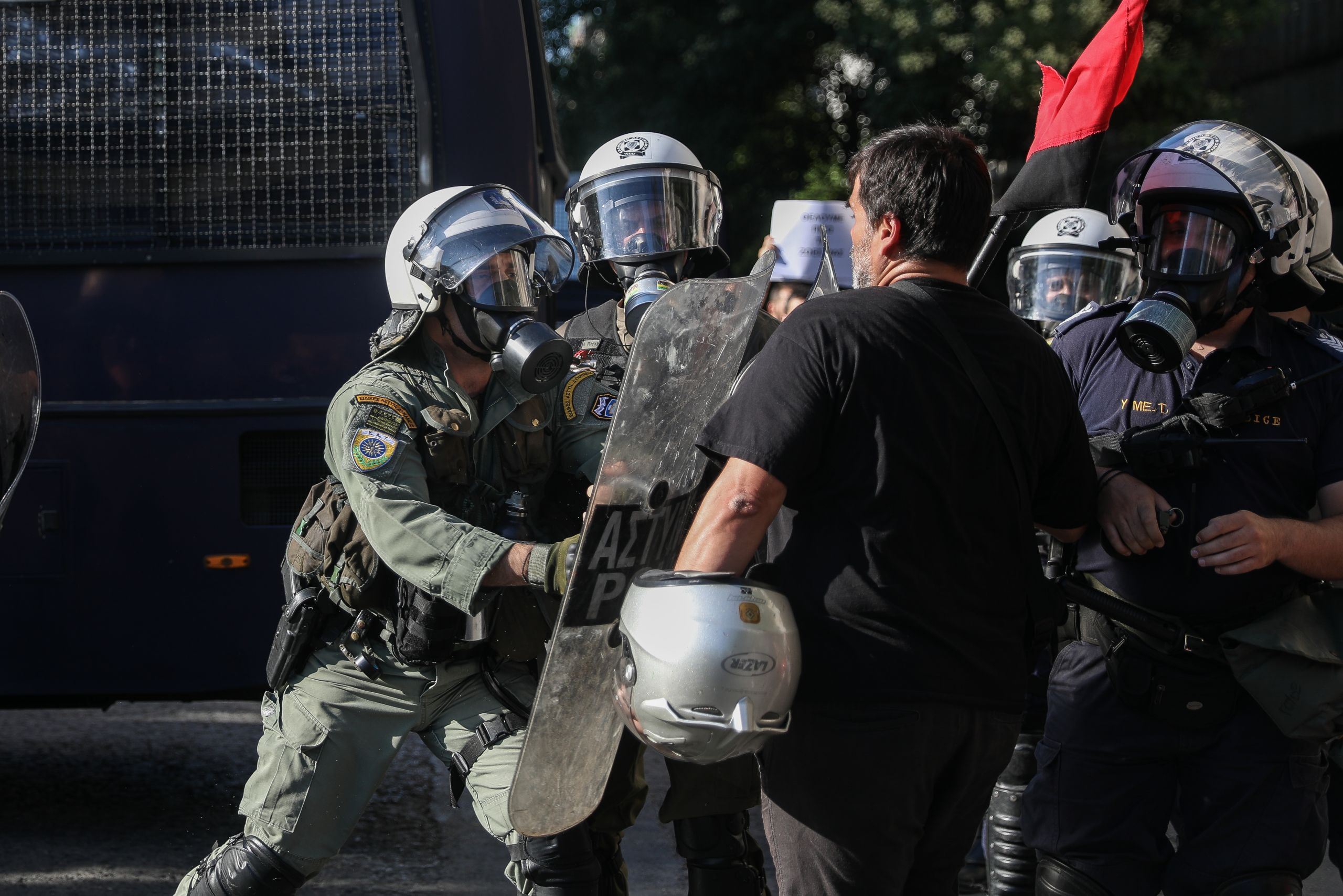 Επεισόδια έξω από την ΑΣΟΕΕ