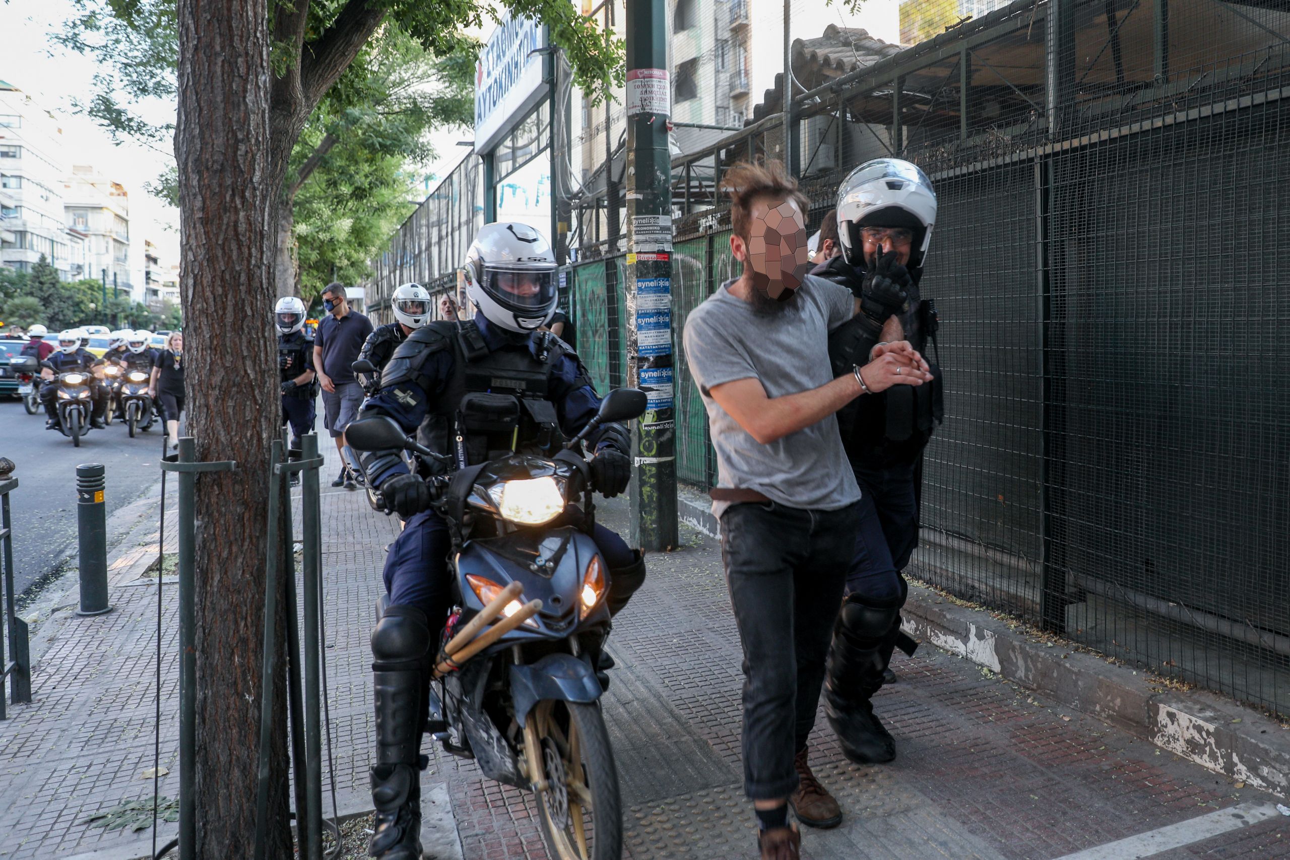 Συλληφθέντες ΑΣΟΕΕ: Αφέθηκαν ελεύθεροι με απίστευτους περιοριστικούς όρους