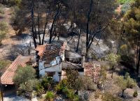 Φωτιά Κεχριές Κορινθίας: Μαίνεται η πυρκαγιά – Εκκενώθηκαν κατασκήνωση και οικισμός