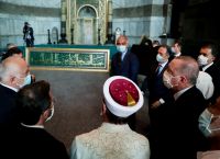 «Μαρμαρωμένος βασιλιάς και θα ξυπνώ απ’ το μνήμα»