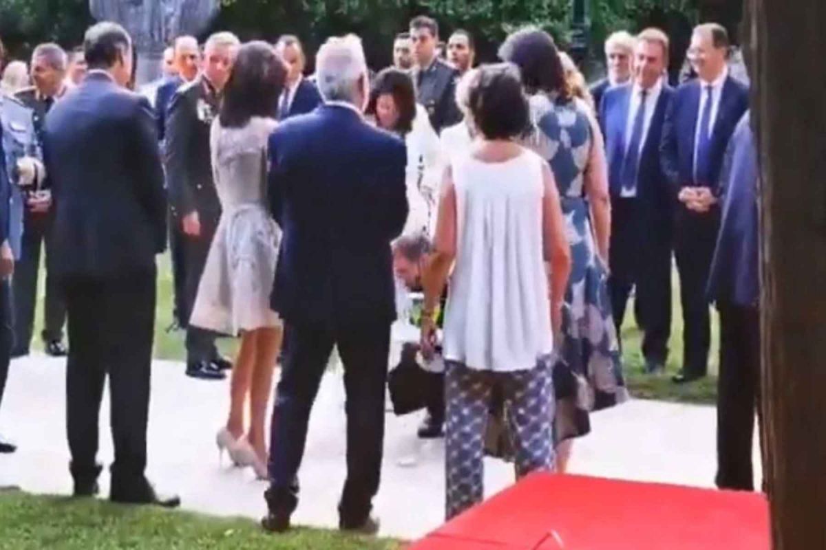 Το ποτήρι που έσπασε στα πόδια της Γιάννας Αγγελοπούλου στη δεξίωση στο Προεδρικό Μέγαρο