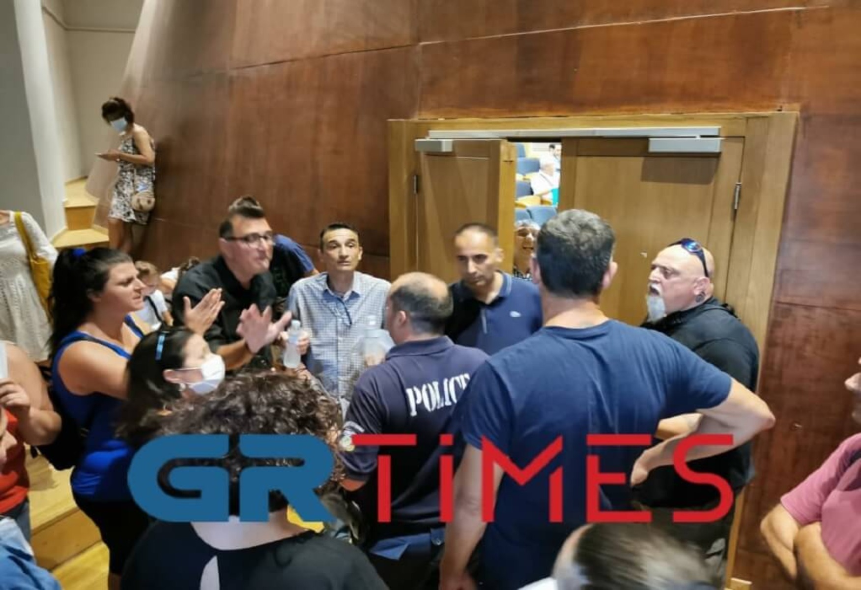 Ξύλο στο δημοτικό συμβούλιο Καλαμαριάς