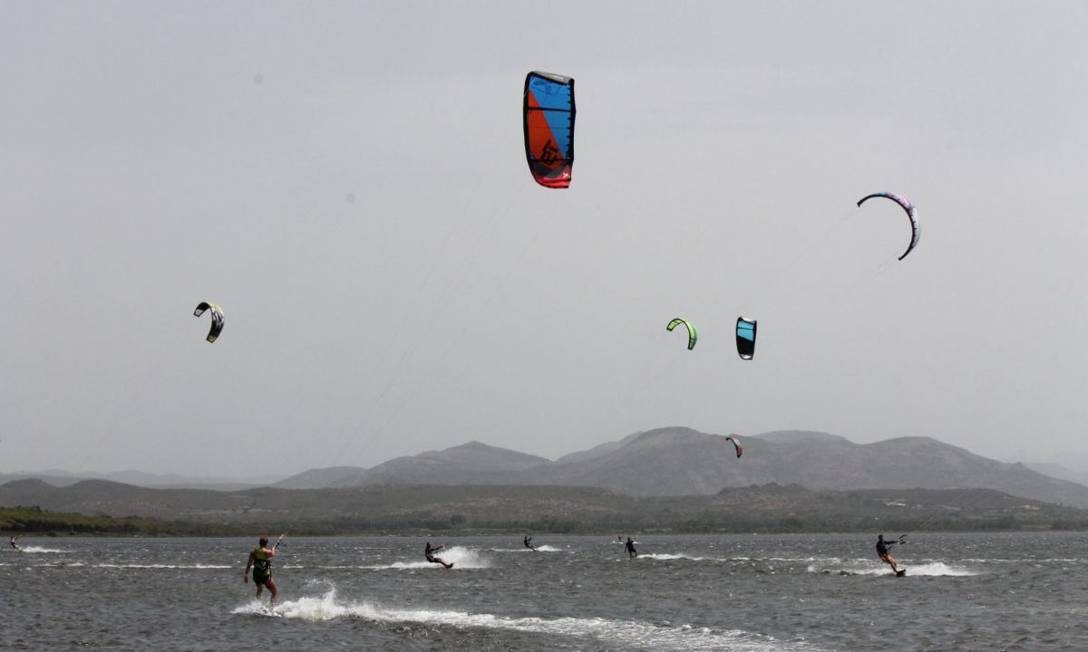 Τραυματισμός kitesurfer Μύκονος: Ο αέρας τον πέταξε σε αυτοκίνητο και μετά σε περίφραξη