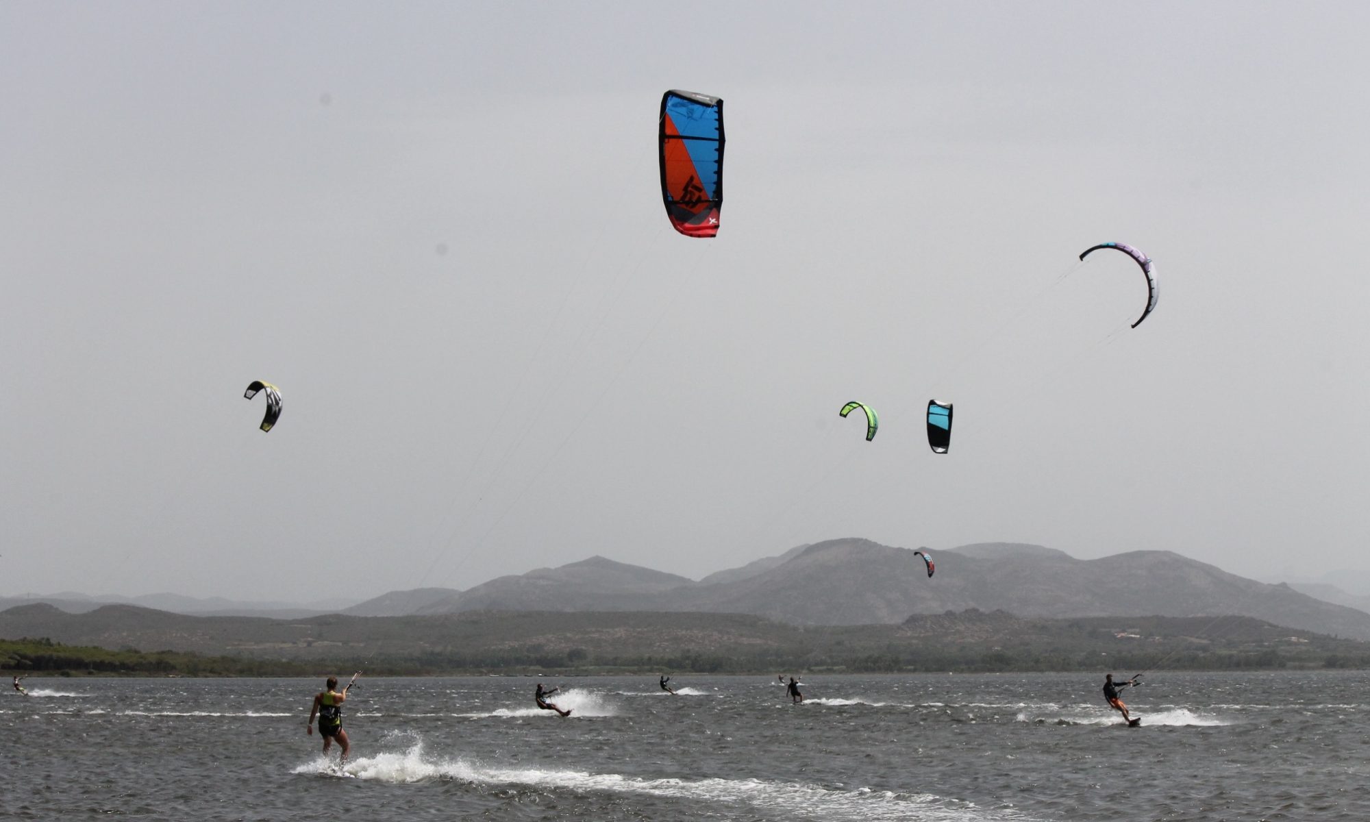 Τραυματισμός kitesurfer Μύκονος: Ο αέρας τον πέταξε σε αυτοκίνητο και μετά σε περίφραξη