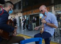Κρήτη: Με λύρα, κεράσματα και αψίδες νερού υποδέχτηκαν τους πρώτους τουρίστες [pics+vid]