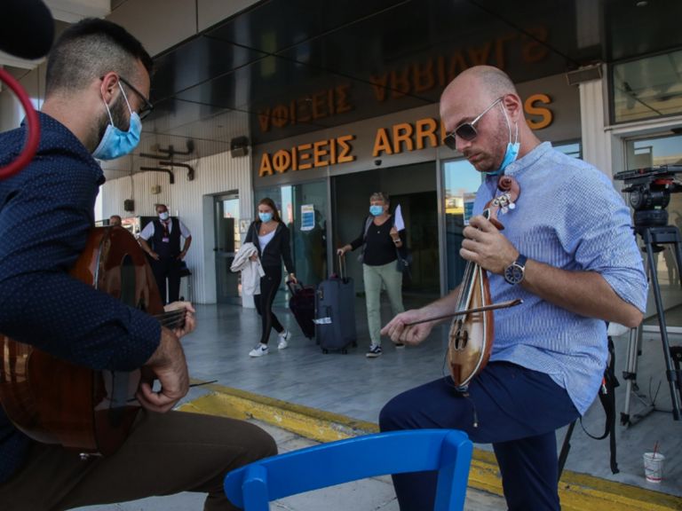 Κρήτη: Με λύρα, κεράσματα και αψίδες νερού υποδέχτηκαν τους πρώτους τουρίστες [pics+vid]