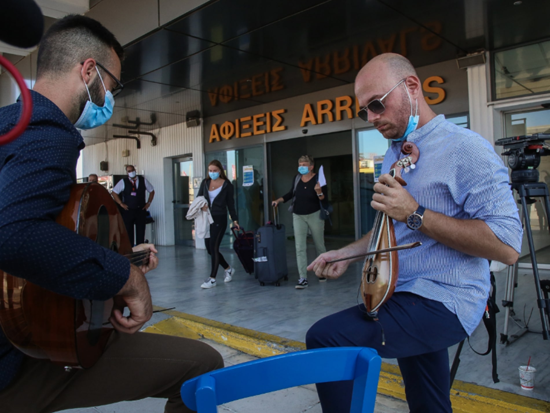 Κρήτη: Με λύρα, κεράσματα και αψίδες νερού υποδέχτηκαν τους πρώτους τουρίστες [pics+vid]