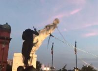 ΗΠΑ Βαλτιμόρη: Διαδηλωτές ξήλωσαν το άγαλμα του Κολόμβου και το πέταξαν στη Θάλασσα ΗΠΑ Βαλτιμόρη: Διαδηλωτές ξήλωσαν το άγαλμα του Κολόμβου και το πέταξαν στη Θάλασσα