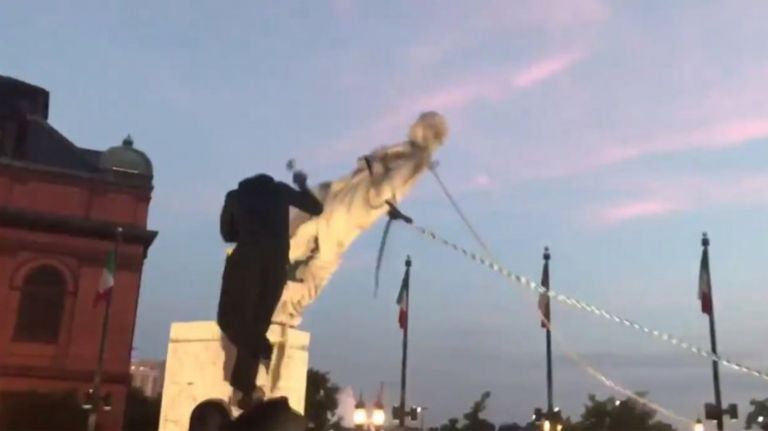 ΗΠΑ Βαλτιμόρη: Διαδηλωτές ξήλωσαν το άγαλμα του Κολόμβου και το πέταξαν στη Θάλασσα