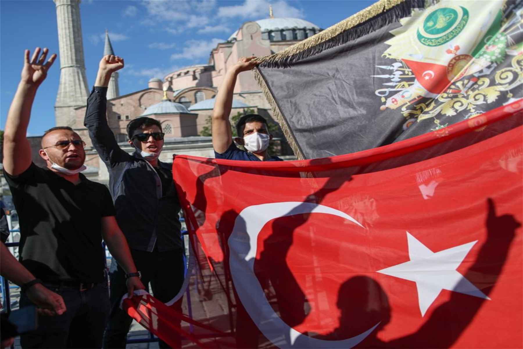 Αγία Σοφία: Πανηγυρισμοί και προσευχές από Τούρκους μετά την απόφαση να γίνει τζαμί