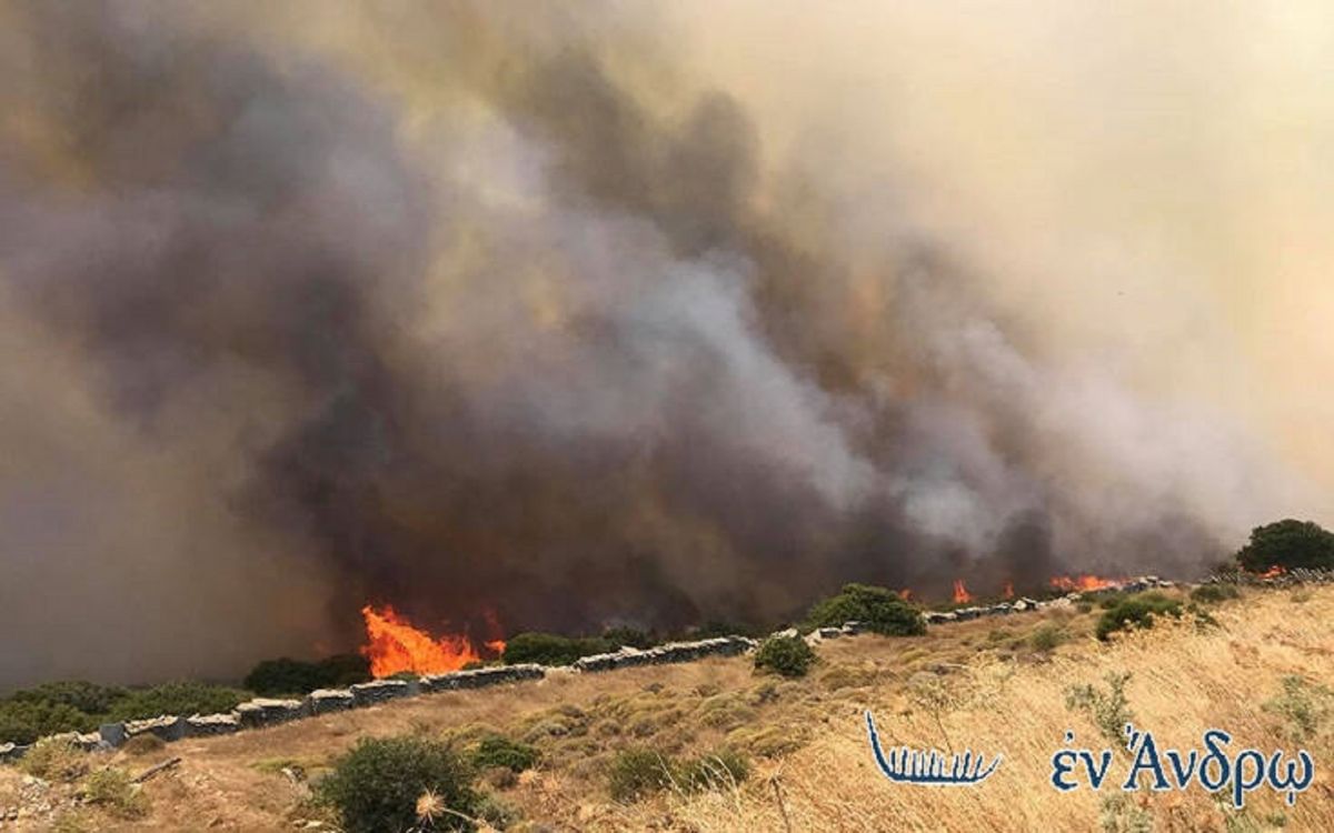 Μεγάλη φωτιά στην Άνδρο – Σε ετοιμότητα ο Δήμος για εκκένωση δύο οικισμών