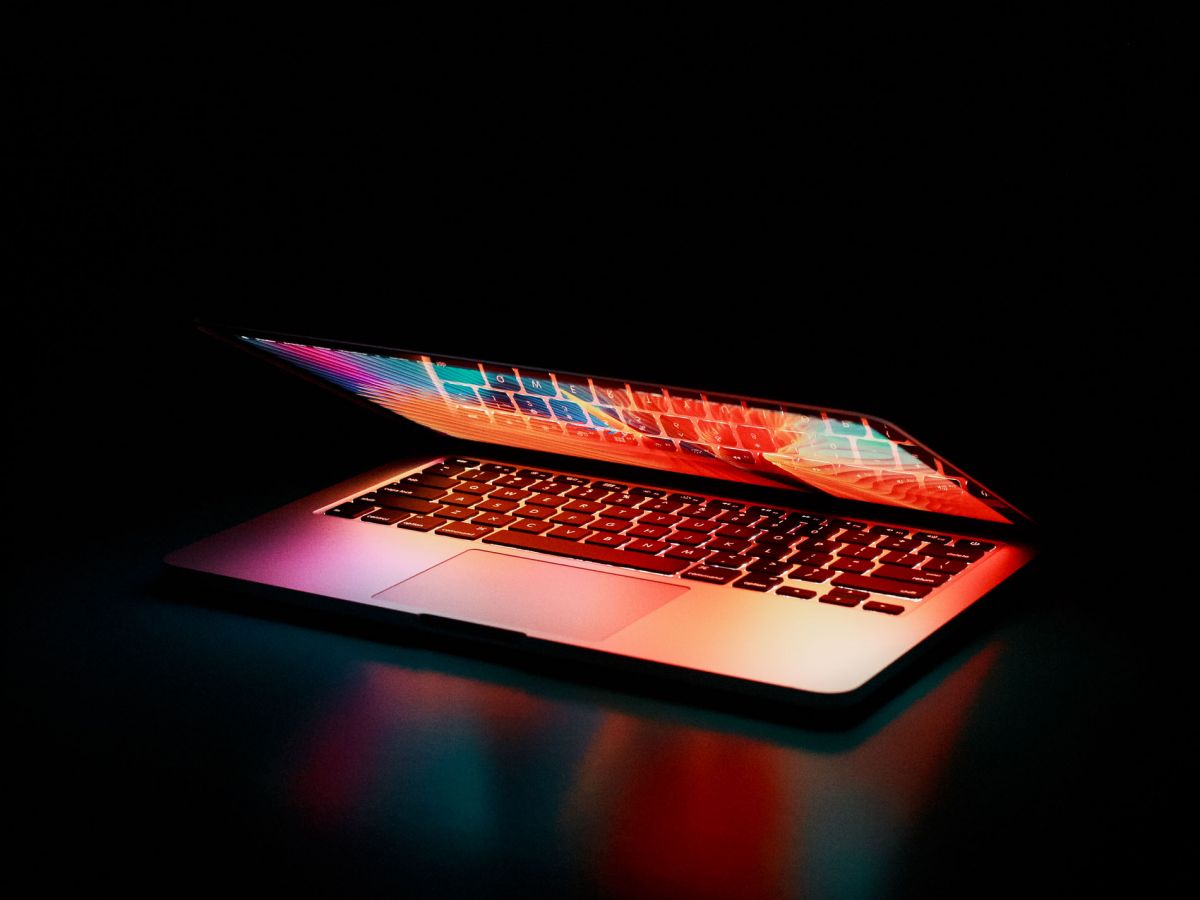 Apple ΜacBook: Προειδοποιεί για το κάλυμμα κάμερας