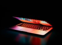 Apple ΜacBook: Προειδοποιεί για το κάλυμμα κάμερας Apple ΜacBook: Προειδοποιεί για το κάλυμμα κάμερας