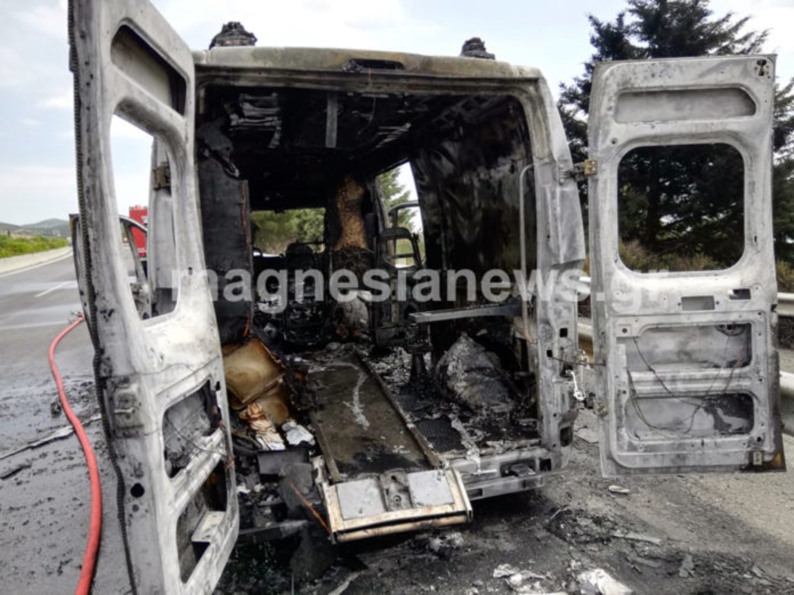 Ασθενοφόρο φωτιά: Τυλίχτηκε στις φλόγες εν κινήσει – Στο όχημα επέβαιναν δύο ασθενείς