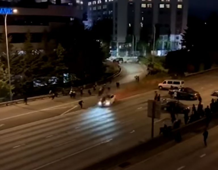 ΗΠΑ: Αυτοκίνητο έπεσε πάνω σε διαδηλωτές στην Ουάσινγκτον [vid]