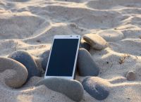 Τρία πράγματα που πρέπει να κάνεις για το κινητό σου στην παραλία οπωσδήποτε