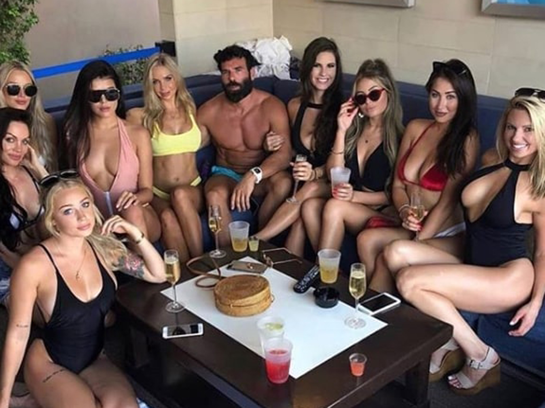 Dan Bilzerian: Ο Βασιλιάς του Instagram είναι στην Ελλάδα για διακοπές με τα σέξι κορίτσια του [pics]