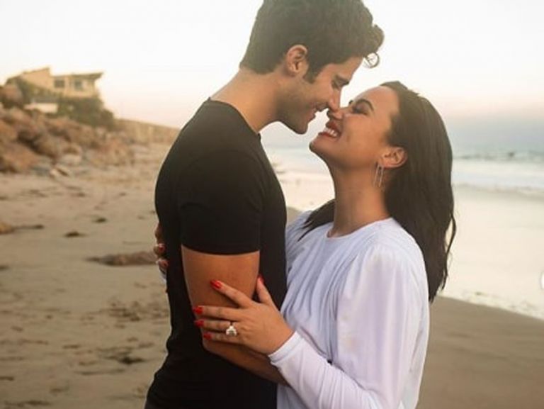 Demi Lovato: Η τραγουδίστρια αρραβωνιάστηκε και το μονόπετρο είναι εντυπωσιακό [pics+vid]