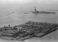 Ellis Island: Το «διαβατήριο» για τη γη της επαγγελίας Ellis Island: Το «διαβατήριο» για τη γη της επαγγελίας