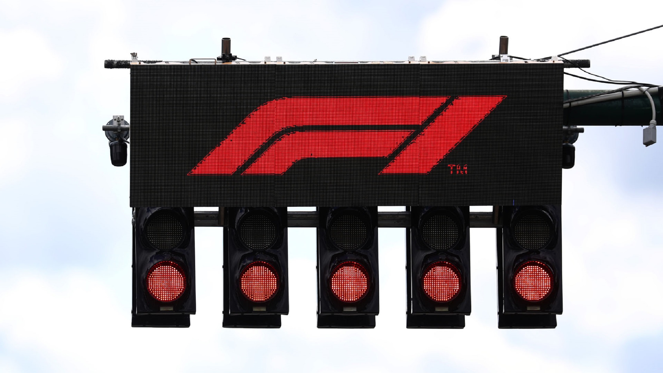 Τα φώτα σβήνουν η Formula 1 ξεκινάει