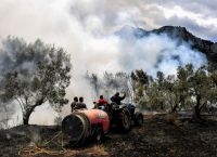 Φωτιά τώρα Κορινθία: Εκκενώθηκαν προληπτικά τρεις οικισμοί