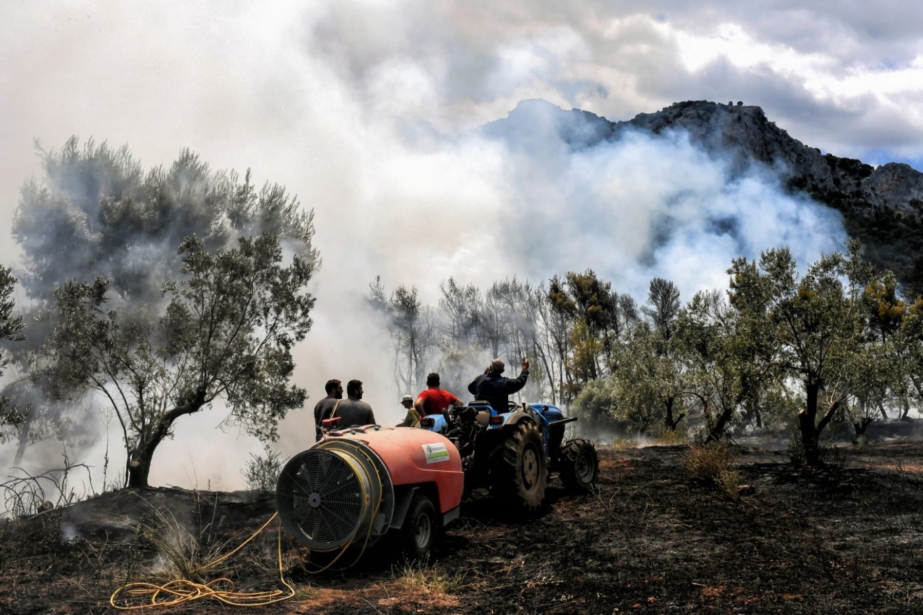 Φωτιά τώρα Κορινθία: Εκκενώθηκαν προληπτικά τρεις οικισμοί