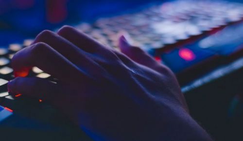 Η Ελληνική Αστυνομία σαρώνει τα social media για να βρει αρνητές της μάσκας