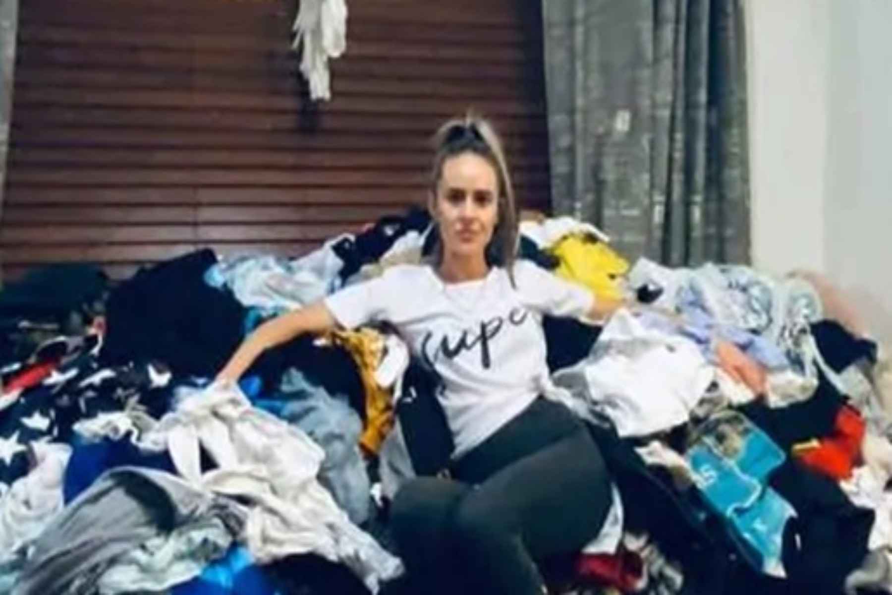 Η στοίβα με τα ασιδέρωτα έγινε viral