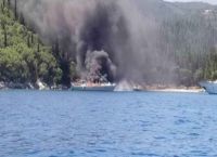 Κεφαλονιά φωτιά ιστιοφόρο: Η στιγμή που καίγεται – Εγκαταλείφθηκε από τους επιβαίνοντες