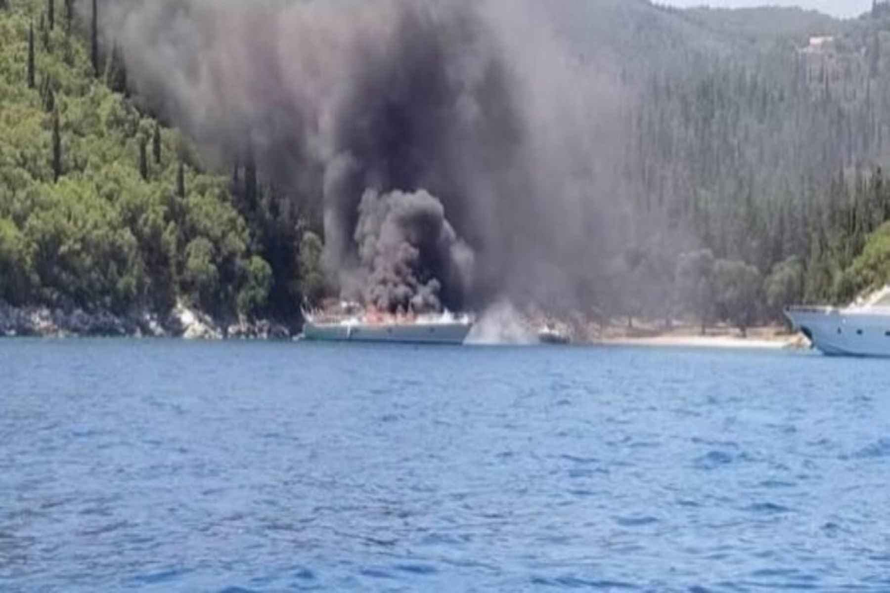 Κεφαλονιά φωτιά ιστιοφόρο: Η στιγμή που καίγεται – Εγκαταλείφθηκε από τους επιβαίνοντες