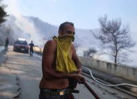 Φωτιά Κορινθία: Μαίνεται η μεγάλη φωτιά στις Κεχριές – Εκκενώθηκε και πέμπτος οικισμός