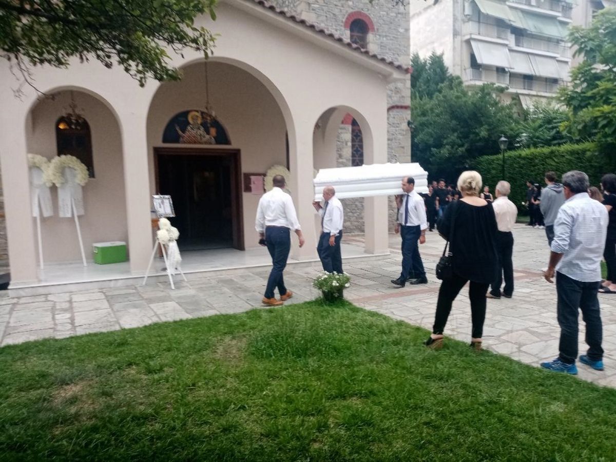 Θάνατος 16χρονη Τρίκαλα: Θρήνος στην κηδεία της Μαρίας – Τα αναπάντητα ερωτήματα
