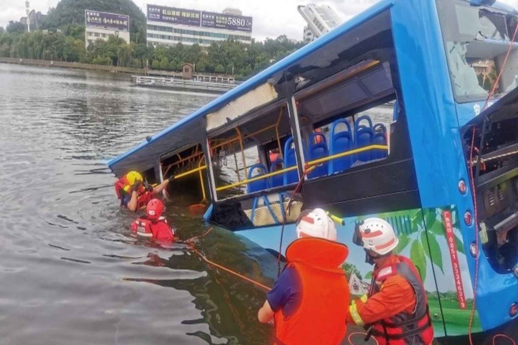 Κίνα: Λεωφορείο με μαθητές έπεσε από γέφυρα σε λίμνη – 21 οι νεκροί