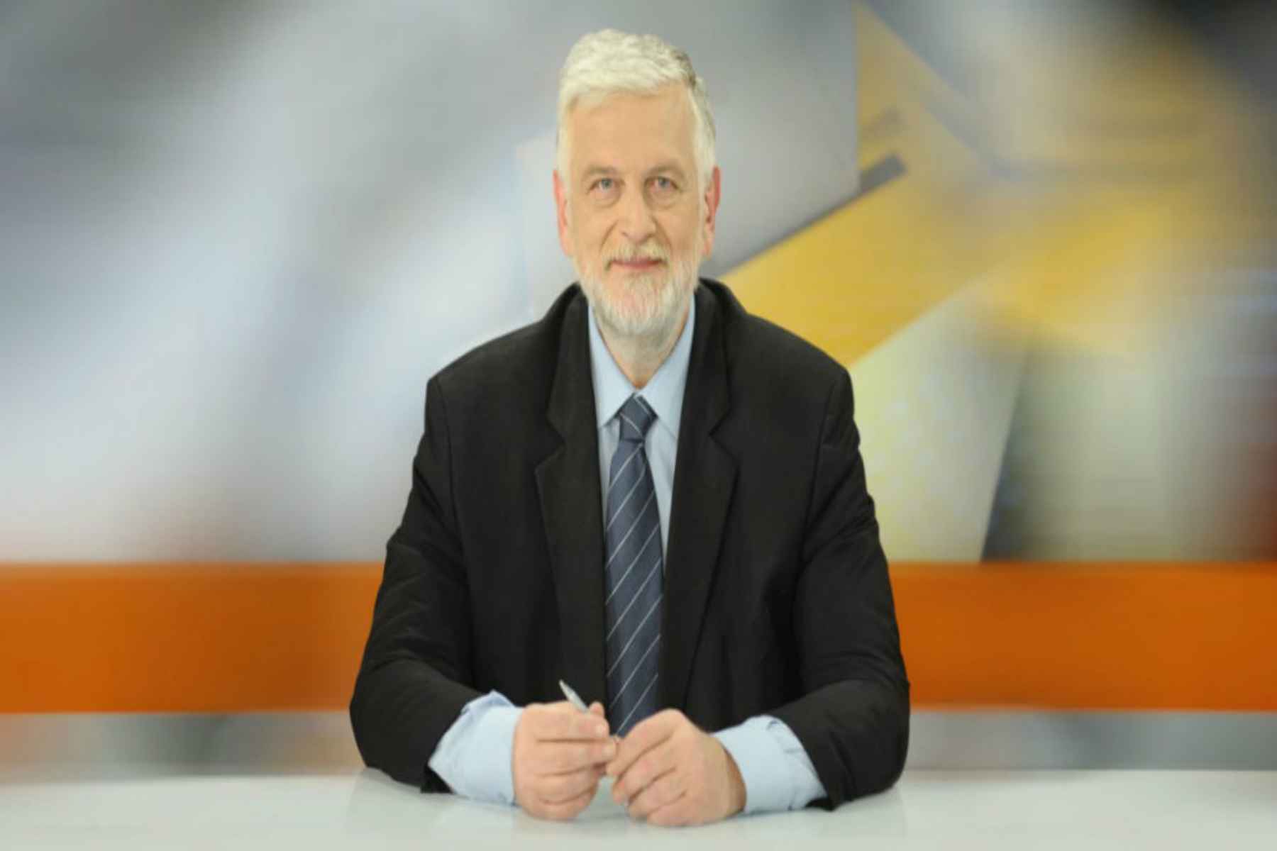 Γιάννης Λοβέρδος Twitter:  Αφαίρεσε μαύρη κοπέλα από φωτογραφία που δημοσίευσε
