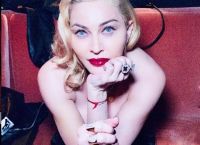 Μαντόνα: Ποζάρει topless με πατερίτσα στα 61 της και προκαλεί πανικό [pic]