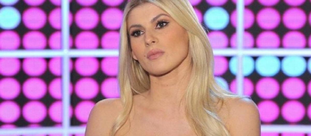 Η Όλγα  ξαπλώνει στην παραλία και εντυπωσιάζει με το καλλίγραμμο κορμί της