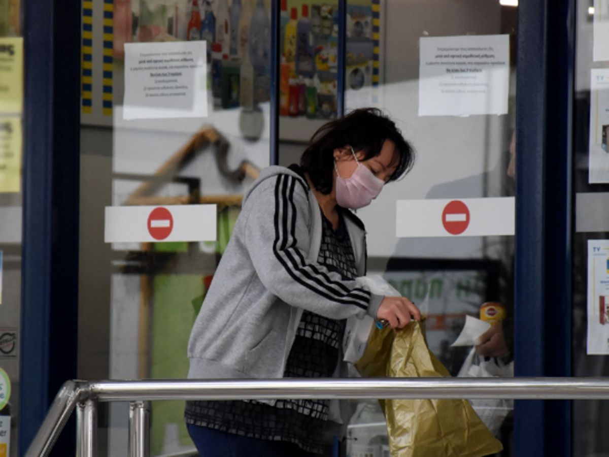 Υποχρεωτική χρήση μάσκας: Εργαζόμενοι και καταναλωτές πρέπει να τη φορούν από σήμερα στα σούπερ μάρκετ