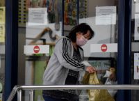 Υποχρεωτική χρήση μάσκας: Εργαζόμενοι και καταναλωτές πρέπει να τη φορούν από σήμερα στα σούπερ μάρκετ Υποχρεωτική χρήση μάσκας: Εργαζόμενοι και καταναλωτές πρέπει να τη φορούν από σήμερα στα σούπερ μάρκετ