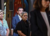Φωτιά Μάτι: Μνημόσυνο για τα θύματα της τραγωδίας παρουσία της Κατερίνας Σακελλαροπούλου [pics+vid]