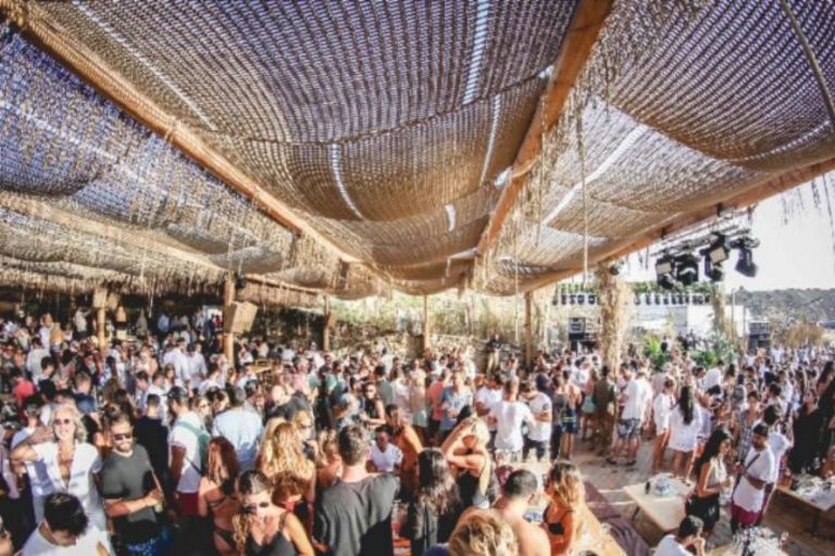 Μύκονος συνωστισμός: Ιδιωτικά πάρτι με πολύ κόσμο – Η παρέμβαση Χρυσοχοΐδη