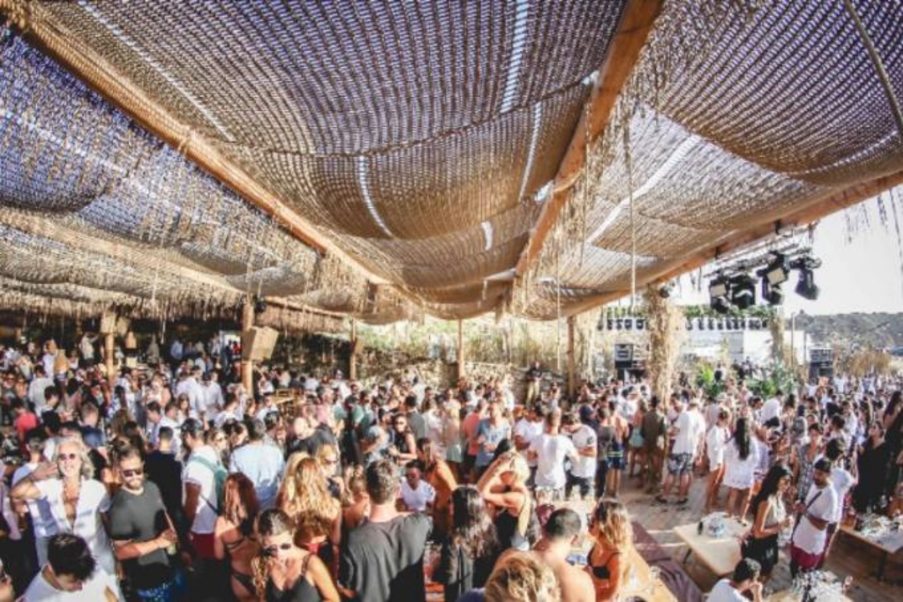 Μύκονος συνωστισμός: Ιδιωτικά πάρτι με πολύ κόσμο – Η παρέμβαση Χρυσοχοΐδη