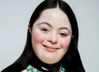 Ellie Goldstein: Το μοντέλο της Gucci που «χτυπάει» τα στερεότυπα