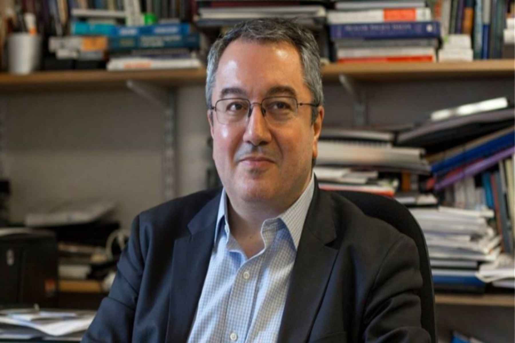 Ηλίας Μόσιαλος: Γιατί κάποιοι ασθενείς νοσούν πιο σοβαρά από κορωνοϊό
