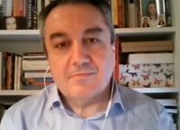 Μόσιαλος κορωνοϊός: «Η διαχείριση της πανδημίας δεν θα γίνει με ηλικιακό απαρτχάιντ»