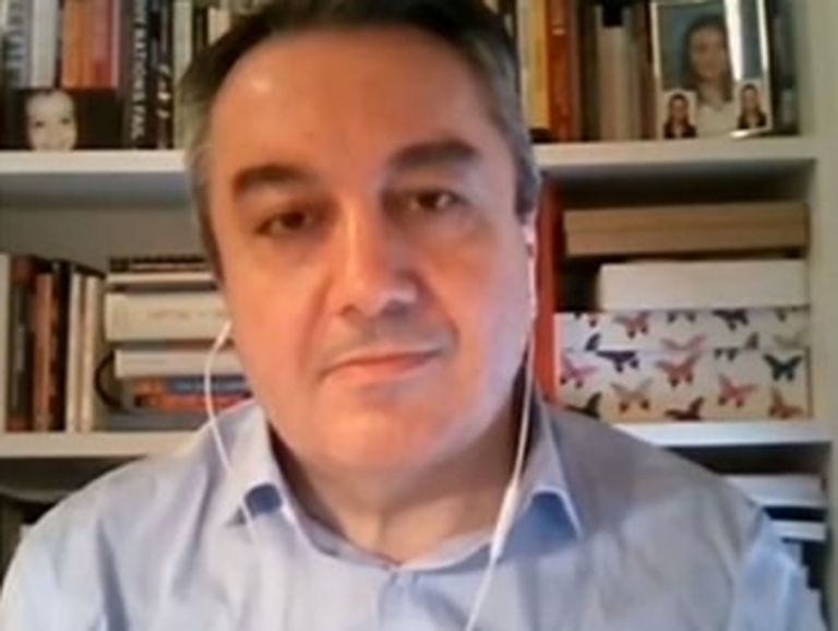 Μόσιαλος κορωνοϊός: «Η διαχείριση της πανδημίας δεν θα γίνει με ηλικιακό απαρτχάιντ»